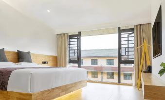 Listen to the Zhushan Hostel