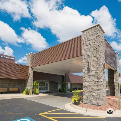 Wyndham Chicago O'Hare Hotels near Centennial Park