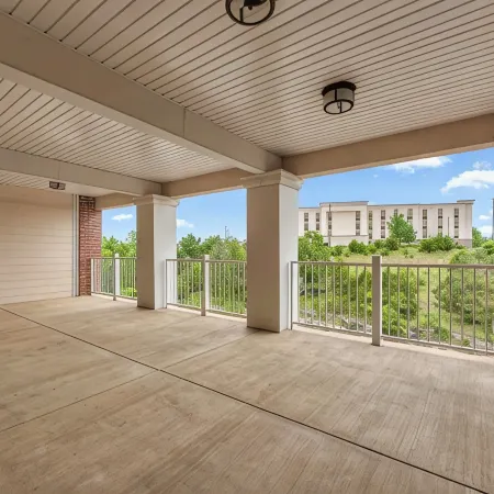 Gorgeous and Large Condo, Elevator, Pool, Ozark Views! Close to Branson strip!