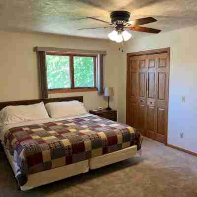 Spacious 5-bedroom house in enchanting Wisconsin Dells with AC, WiFi Rooms