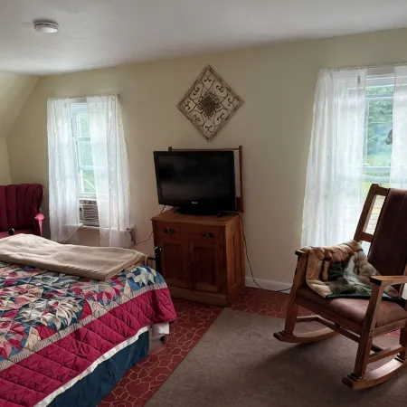 Charming Historic 4 Bdrm Farmhouse AC secluded, centrally located, fishing pond Отели в г. Шенанго