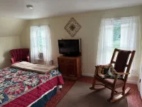 Charming Historic 4 Bdrm Farmhouse AC secluded, centrally located, fishing pond