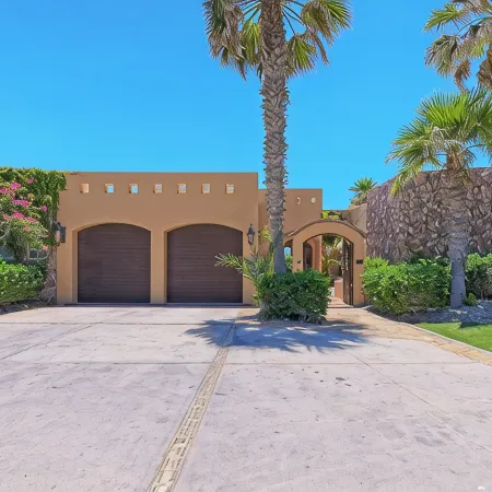 Villa #18: Luxury 5 Bed/5 Bath Oceanfront Home for 14 Guests. Renovated 3/26.