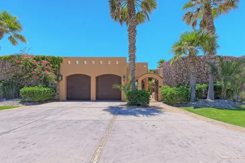 Villa #18:  Luxury 5 Bed/5 Bath Oceanfront Home for 14 Guests.  Renovated 3/26. - 4-Star
