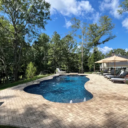 Private resort-style pool. Spacious new house 16 min to Jordan-Hare stadium.