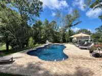 Private resort-style pool. Spacious new house 16 min to Jordan-Hare stadium.