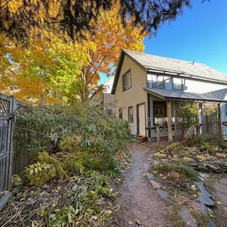 Cottage with Private Garden in Heart of Downtown- kid friendly!