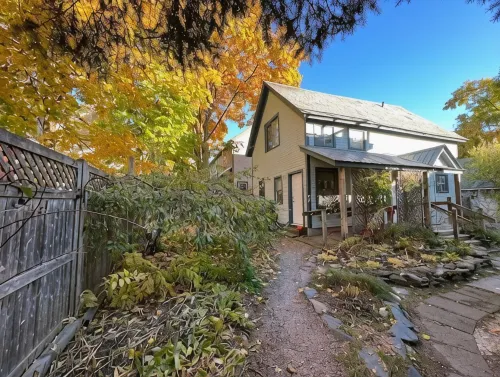 Cottage with Private Garden in Heart of Downtown- kid friendly! - Homestays