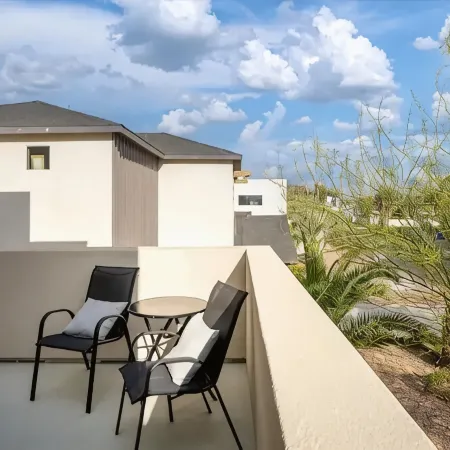 NEW AND MODERN HOME. 3BR + LOFT. Heated/Cooling pool - Sleeps 10, Near airport!