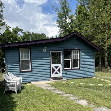 “The Cottage” is in a private lake community 15 mins. from Mountain Creek Resort