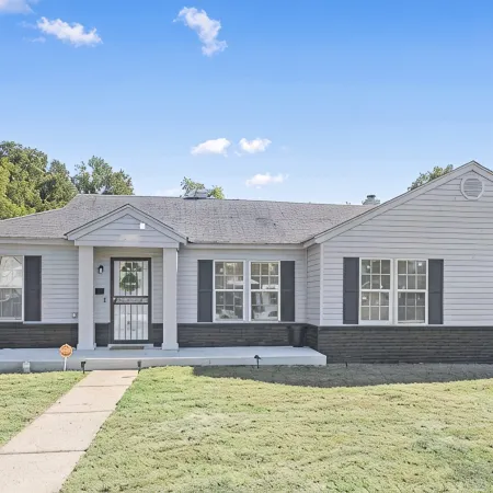 4 Br, 2 Bths,  Sleeps up to 12 Has 4 Bds, 2 Air Mattresses, Twin Mattress,Couch.