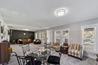 Wichita Getaway • Popcorn • Fast Wi-Fi & free Coffee bar - Bungalows