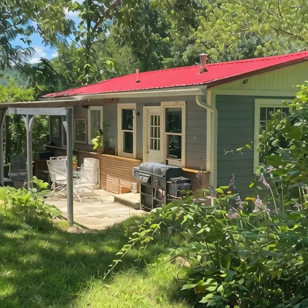 3 Miles to Asheville! Sunfilled Cabin with Wi/Fi