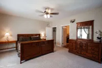 Atv-snowmobile Trail, Close to Marquette, Parking, 9 bedrooms, sleeps 18 People. - Homestays