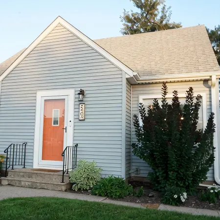 Vibrant Getaway! 2 Baths + Walk in Shower, Great Amenities & Value