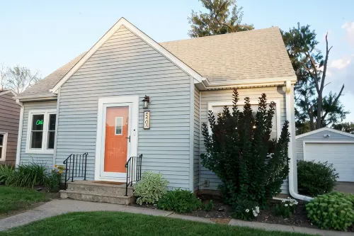 Vibrant Getaway! 2 Baths + Walk in Shower, Great Amenities & Value - Homestays