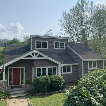 Newly renovated, hot tub and 1 mile from town, across from Holimont!