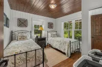 Walk to Downtown Cashiers!CharmingSecluded Cottage w/Resort Access –Pet Friendly