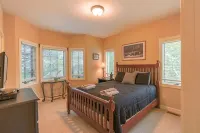 Walk to ski slopes! INCREDIBLE MTN VIEWS,SUNSETS, HOTTUB, FIREPLACE