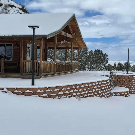 The Peacemaker Cabin: Cozy cabin in enjoyable Apple Valley with AC