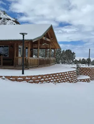The Peacemaker Cabin: Cozy cabin in enjoyable Apple Valley with AC - Chalets