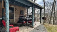 Charming 4-bedroom cabin with HOTTUB  in peaceful Upper Tract with WiFi, AC