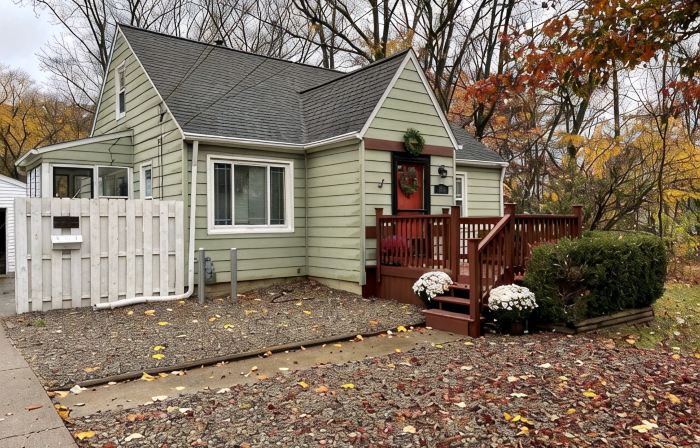 Cozy 5BR & 2 Bath-CLE, BW, IX Center-walkout basement - firepit - dog friendly!