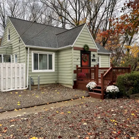 Cozy 5BR & 2 Bath-CLE, BW, IX Center-walkout basement - firepit - dog friendly!
