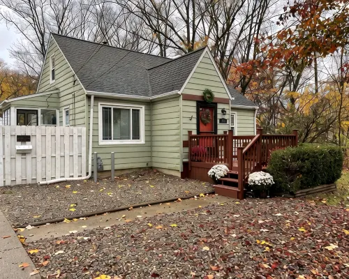 Cozy 5BR & 2 Bath-CLE, BW, IX Center-walkout basement - firepit - dog friendly! Hotels in Berea