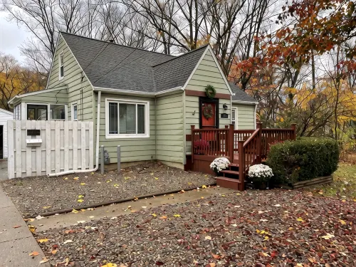 Cozy 5BR & 2 Bath-CLE, BW, IX Center-walkout basement - firepit - dog friendly!