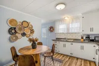 BoHo by the Beach: Charming 2-bedroom apartment in the heart of Port Clinton - Wifi