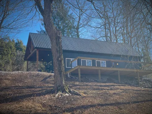 Nash’s cabin in Leitchfield that is Pet Friendly, WIFI, w/ Creek. - 4 estrellas