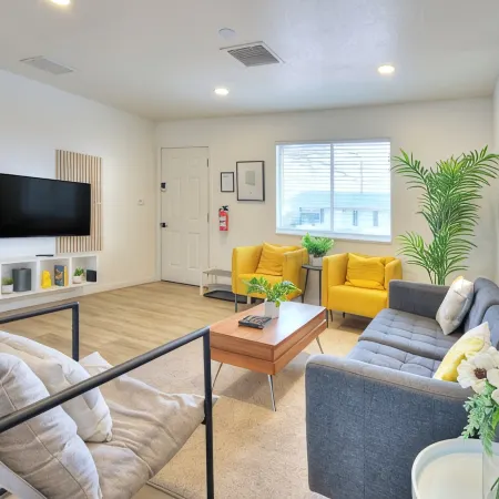 3 Bedroom With Stunning Yard Close to Horseshoe.