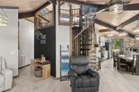 "THE VOC" an eclectic octagon house w a 360° lookout loft & RED ROCK views! - Boutique