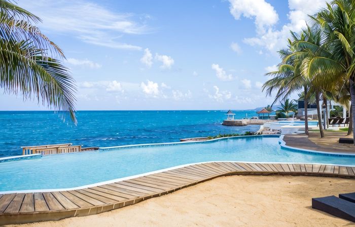 Luxury Waterfront 1/1 with Pool and Gym