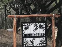 Hummingbird Cabin, located down Riverroad close to local shops and restaurants! コンカンのホテル