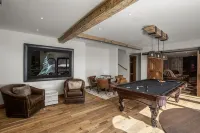 Ski to Lift/Walk-in 7 Bedrooms & 10 Baths, Hot Tub, Theater, Gym