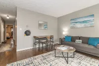 Charming 2-bedroom Suite with balcony overlooking the Lake in Fairport Harbor - Homestays