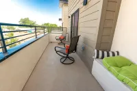 New townhome. Private hot tub! 30 minutes to Zions. EV Charger plug