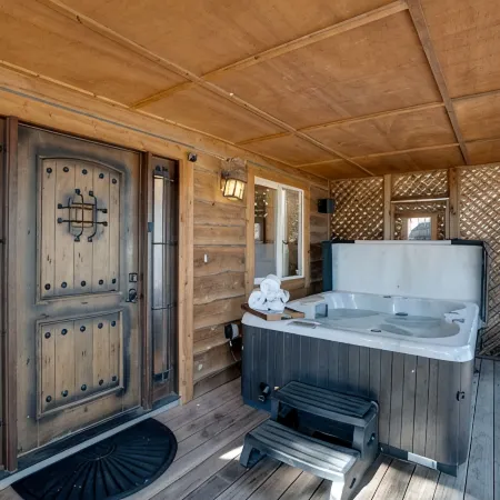 Walk to Stagecoach Lift - 5Br Luxury Ski Cabin - Private Hot Tub - 3 Fireplaces