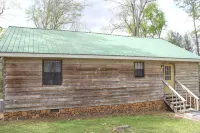 Cozy 2 bedroom Cabin on 5 acres with pond view.