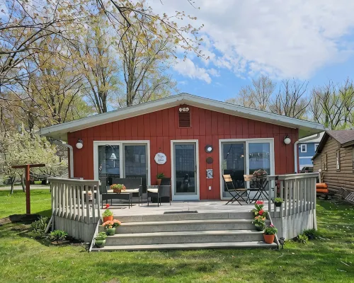 Bemus Point Lake Front Cottage with Dock Hotels in Ellery