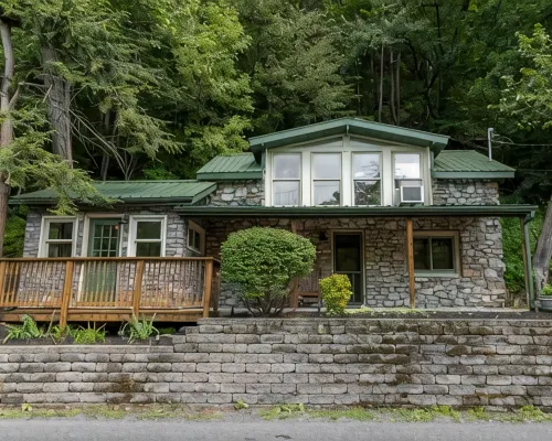 Stone Creek Cottage: PSU Creekside home on Spring Creek Hotels in Benner Township