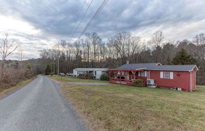 The Rocky Mount: Cozy cabin atop The New River Gorge