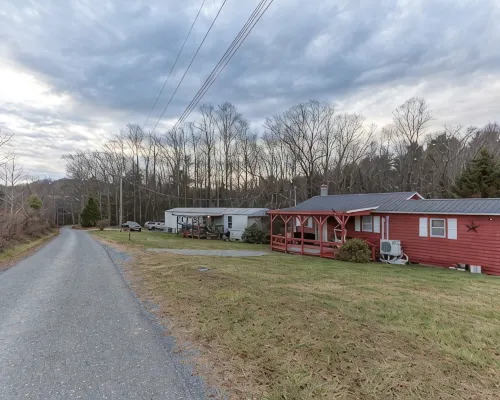 The Rocky Mount: Cozy cabin atop The New River Gorge Hotels in Bluestone River