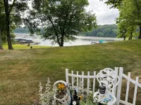 Lake Front Cabin on Seneca Lake.  Come Play in the Lake.Sleeps 8, 5 Beds - Alppimaja