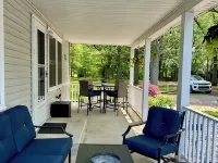 Charming 2-bedroom cottage steps away from the beach, restaurants, and downtown 허런 카운티 호텔