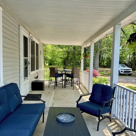 Charming 2-bedroom cottage steps away from the beach, restaurants, and downtown