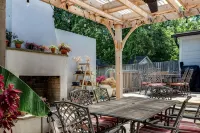 Village View- walkable to NC State & Cameron Village -Pet Friendly - Condos