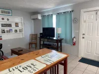 Convenient central Marathon location, canal view. - 방갈로